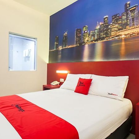 Hotel Reddoorz Near Hawaii Water Park à Malang Extérieur photo