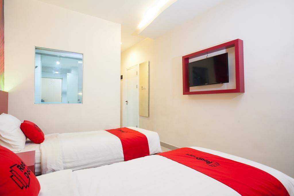 Hotel Reddoorz Near Hawaii Water Park à Malang Extérieur photo