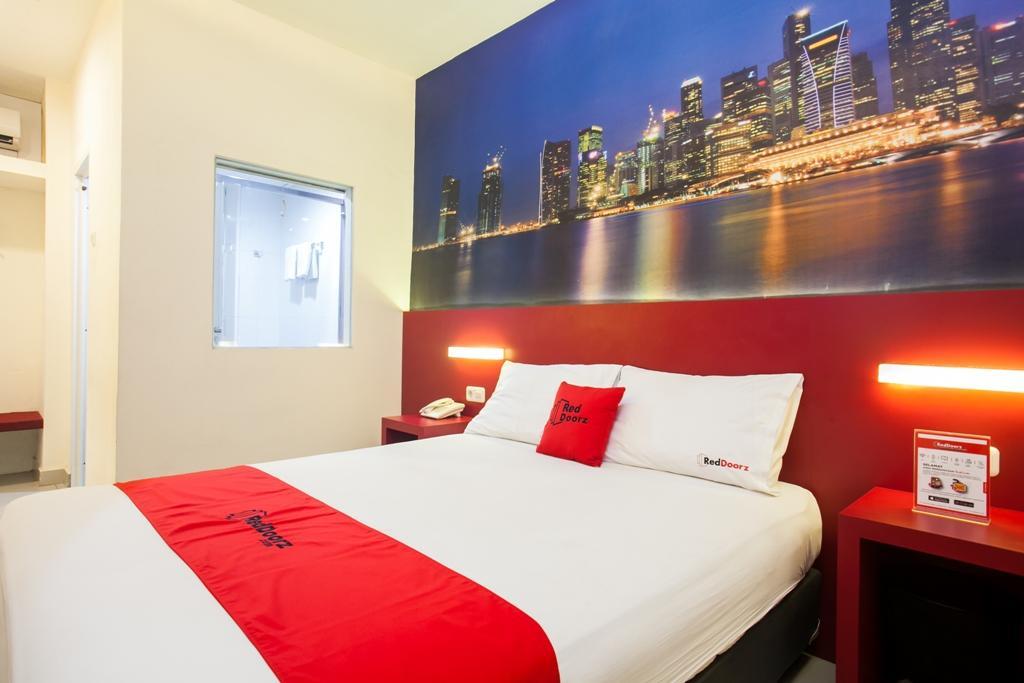 Hotel Reddoorz Near Hawaii Water Park à Malang Extérieur photo