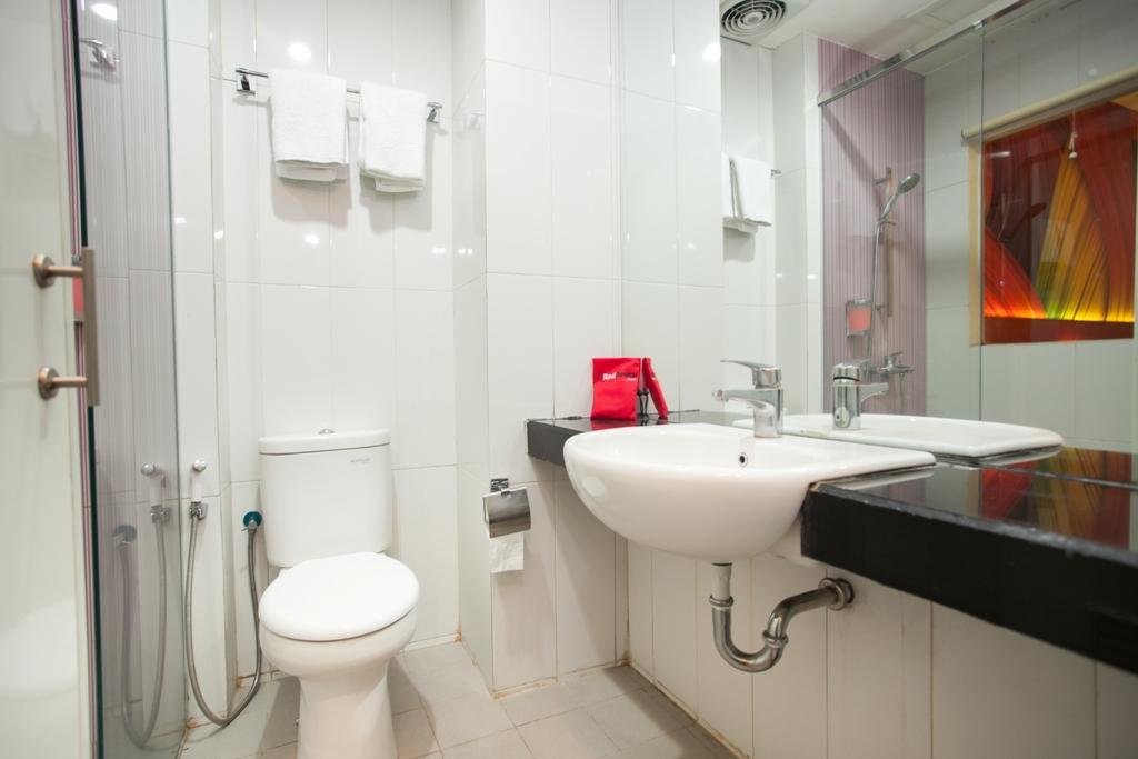 Hotel Reddoorz Near Hawaii Water Park à Malang Extérieur photo